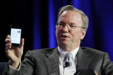 El presidente ejecutivo de Google, Eric Schmidt, muestra su telfono en la 'Web 2.0 Summit'. | Reuters
