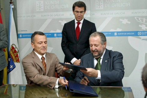 Nez Feijo con Agustn Hernndez y el alcalde de Lugo, durante la firma del convenio. | Efe