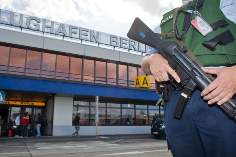 Un polica armado vigila los alrededores del areopuerto de Shoenefeld en Berln. | EFE