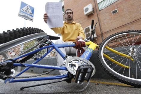 Roberto ensea su bicicleta y la denuncia que interpuso. | Juan Hidalgo