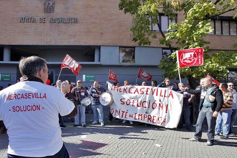 Los ex trabajadores de Mercasevilla reclamando una solucin al ERE. | Conchitina