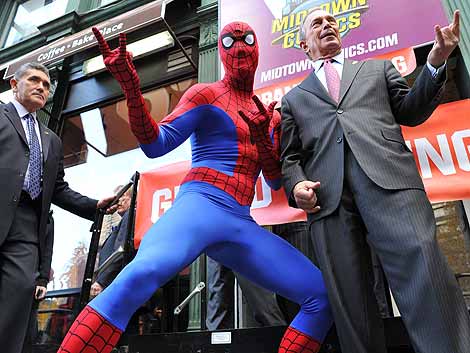 El alcalde de Nueva York, Michael Bloomberg, junto a Spiderman. | Afp