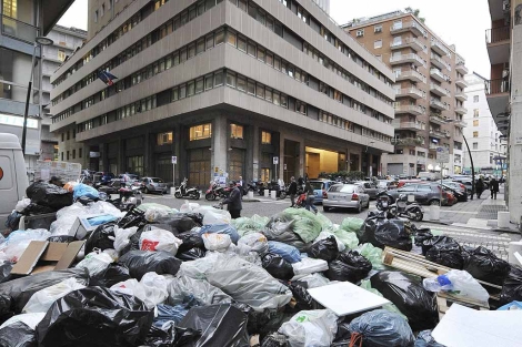 Decenas de bolsas de basura se amontonan en una calle de Npoles. Efe