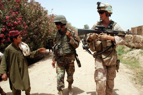 Un soldado afgano y otro estadounidense patrullando en Marjah, en la provincia de Helmand. | Mnica Bernab