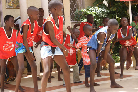 Baile de los niños en el campamento de verano en Dakar.