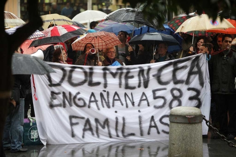 Los vecinos, en la Plaz Nueva, protestan bajo la lluvia. | Fernando Ruso
