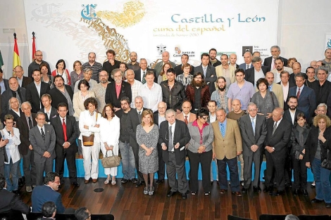 Mara Jos Salgueiro y el Premio Cervantes, Antonio Gamoneda, rodeados por muchos de los autores y artistas que estarn presentes en la Feria del Libro de Guadalajara. | Montse lvarez