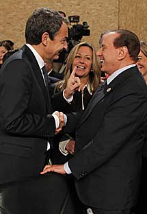 Zapatero, bromea con Berlusconi. | AP