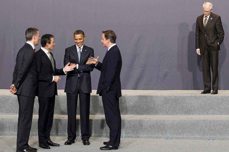 Barack Obama con varios lderes europeos durante la cumbre de Lisboa. | Reuters