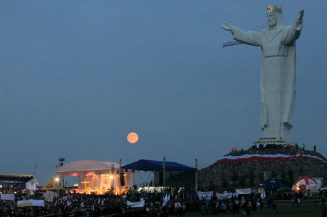 Cientos de fieles catlicos asisten a la ceremonia ante la estatua. | Efe