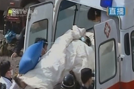 Un minero rescatado entra en una ambulancia en la provincia china de Sichuan. | AP