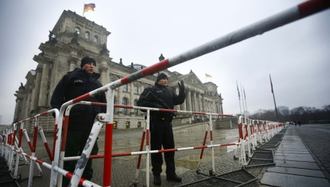 Policas protegen el Reichstag en Berln. | AP