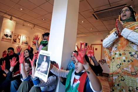 Activistas saharauis en la sede de los socialistas valencianos | Efe