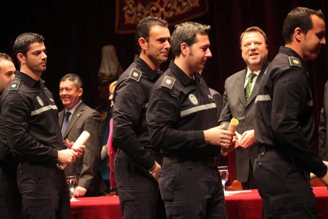 Monteseirn entrega un diploma a varios policas locales, en el Lope de Vega. | J. Morn