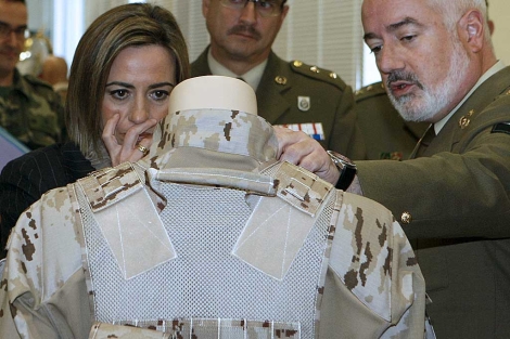 La ministra de Defensa, Carme Chacn, observa el nuevo uniforme de campaa. | Efe