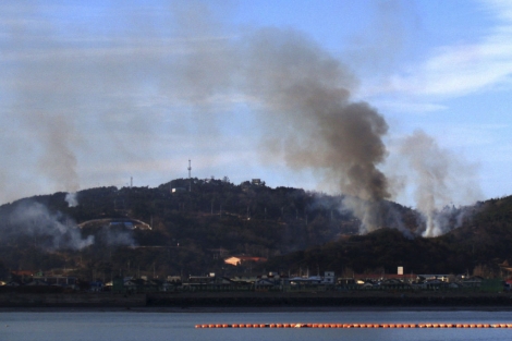 Columnas de humo en la isla surcoreana de Yeompyeong, atacada por Pyongyang. | Efe