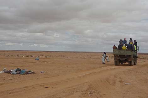 Un camión recoge los restos del campamento saharaui de Gdeim Izik. | A. ROMERO