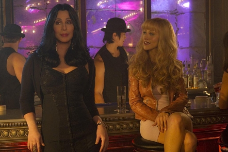 Cher y Christina Aguilera, en un fotograma de Burlesque.