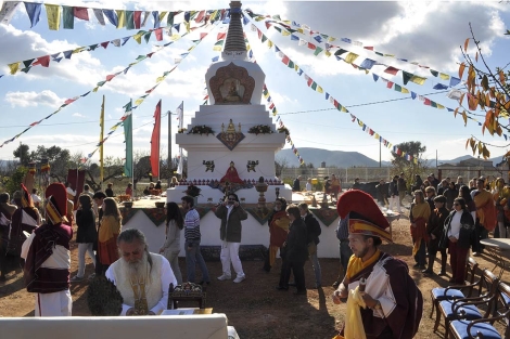 Los monjes celebraron durante toda la jornada la consagracin de la stupa. | ELMUNDO.es