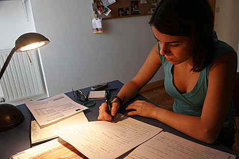 Una joven estudia en su domicilio. | El Correo Gallego