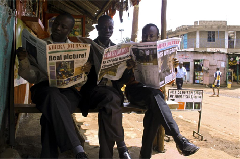Algunos miembros de la redaccin del 'Kibera Journal' leen unos ejemplares del mismo. (Foto: Efe)