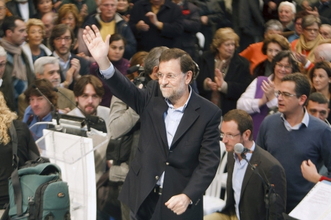 Rajoy, a su llegada hoy al mitin en Vitoria. | Efe