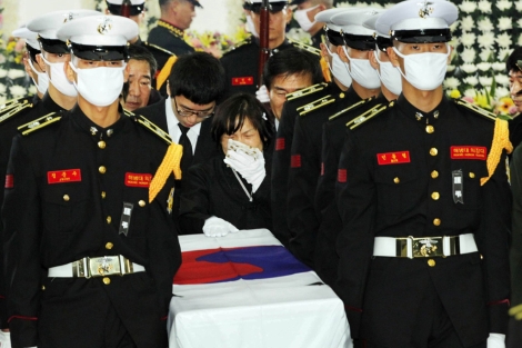La madre de uno de los militares llora su muerte durante el funeral. | Reuters