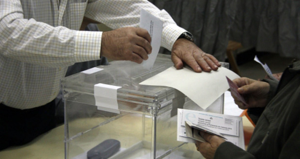 Primeros votantes, en el colegio Josep Tous de Barcelona. | ACN