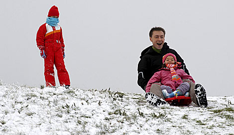 Una familia disfruta de la nieve en la montaa de Lugo. | Efe