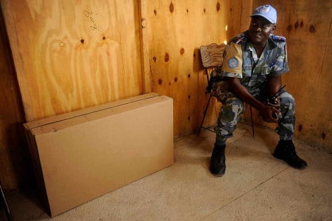 Un soldado de la ONU custodia material electoral.| Reuters