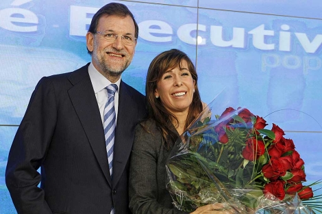 Rajoy y Alicia Snchez-Camacho, recibida con un ramo de rosas. | Efe
