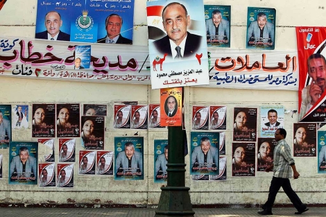 Carteles electorales, en El Cairo.| Reuters