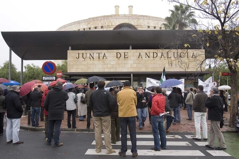 Un centenar de funcionarios protestando frente a la Consejera de Hacienda. | Efe