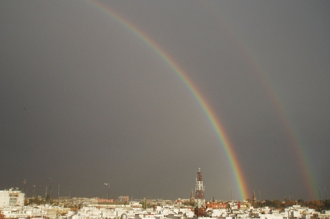 Un doble arco iris, este martes, se impone sobre el cielo nublado de Sevilla. | El Mundo
