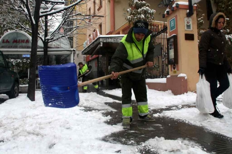 Servicios de limpieza retiran la nieve en La Seu d'Urgell. | ACN