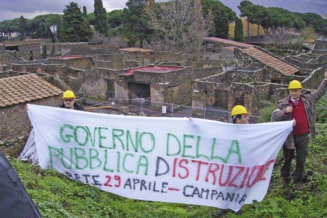 Varios trabajadores sostienen una pancarta donde puede leerse ?Gobierno de la destrucción pública. Hoy Pompeya, mañana la universidad. | Efe