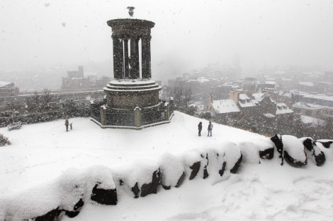 Nieve sobre Calton Hill en Edimburgo. | Reuters