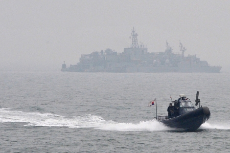Un navo surcoreano se acerca a Yeonpyeong. | Afp