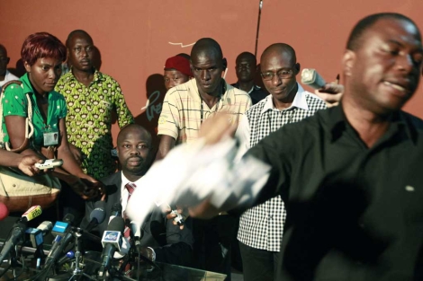 Un ciudadano arrebata una hoja con resultados a un portavoz de la Comisin Electoral. | Reuters