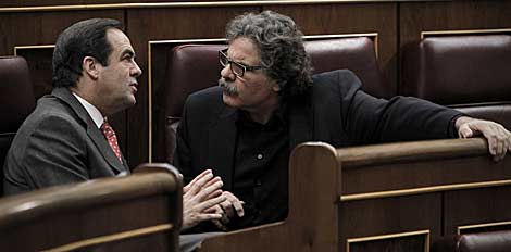 Bono y Tard charlan sobre lo sucedido en los asientos del Congreso. | Alberto Di Lolli