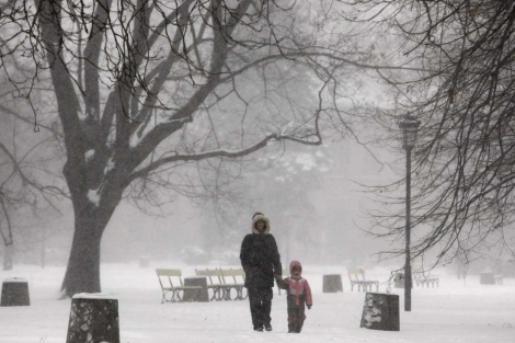 Una mujer y su hija pasean por un parque de Varsovia. | Reuters