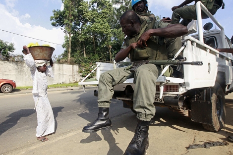Soldados de la ONU vigilan las calles de Abidjan el mircoles, 1 de diciemnre. | Reuters