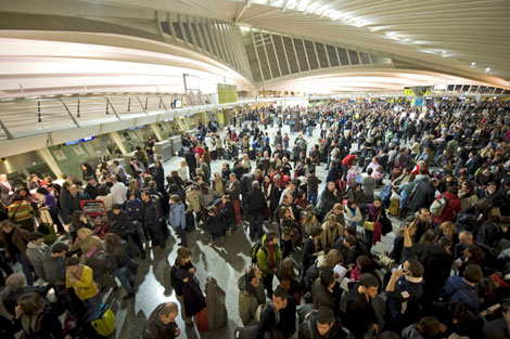 Cientos de pasajeros esperan noticias sobre sus vuelos en el aeropuerto vizcano de Loiu. | Efe