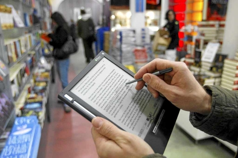 Un usuario prueba un libro electrnico en una librera. | D. U.