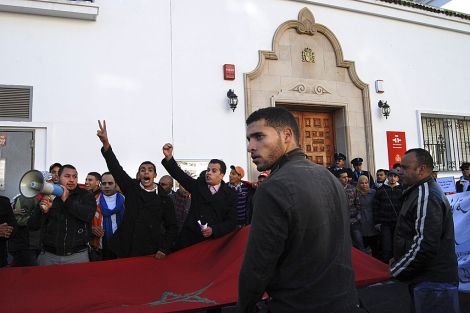 Grupos de marroques se concentran frente a la sede del Instituto Cervantes en Rabat. | Efe