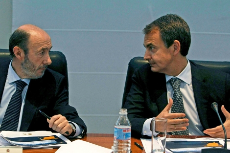 Zapatero (d) y Rubalcaba, en la comisión delegada del Gobierno para situaciones de crisis. | Efe