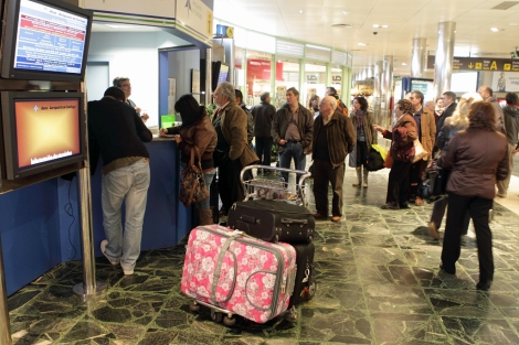 Las cancelaciones sorprendieron a decenas de pasajeros en Lavacolla. | Ramn Escuredo