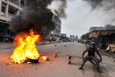 Un simpatizante de Alassane Ouattara grita en una calle de Abiyn. | Afp