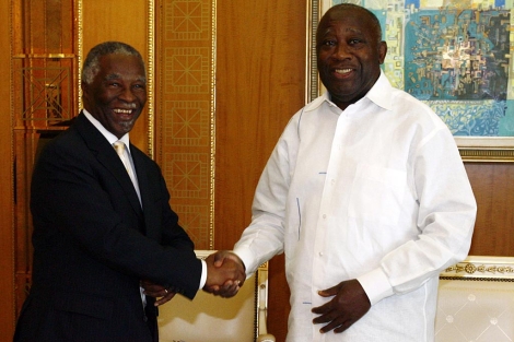 El presidente de Costa de Marfil, Laurent Gbagbo (d), con Thabo Mbeki. | Reuters