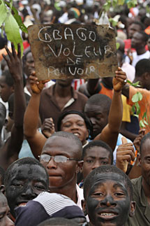 'Gbagbo , ladrn del poder' dice un seguidor de Ouattara. | Reuters